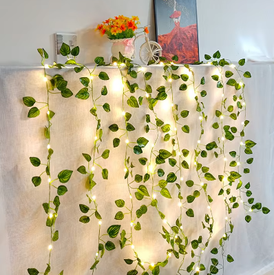 Plantes grimpantes décoratives avec lumières